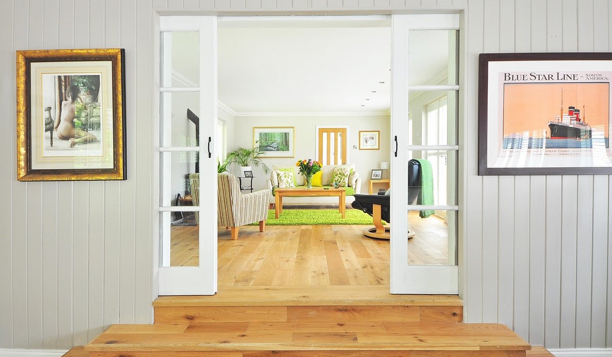 Using Warm Lighting to Enhance Earthy Interior Schemes